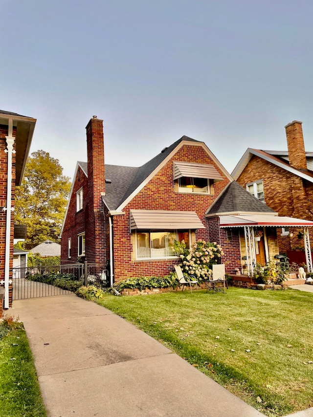 view of front of home with a front lawn