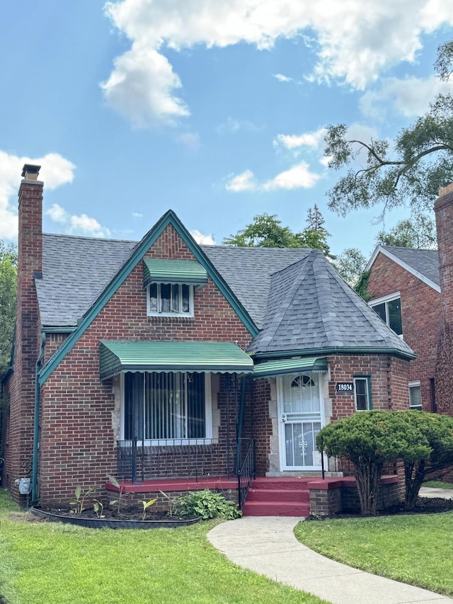 view of front facade featuring a front lawn