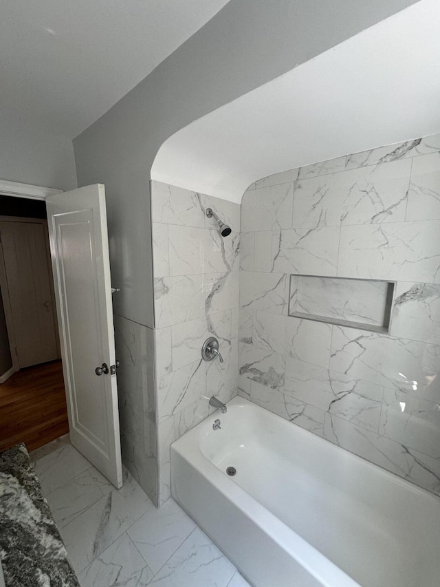 bathroom with tiled shower / bath