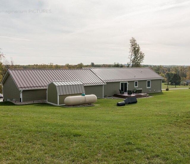 back of house featuring a lawn