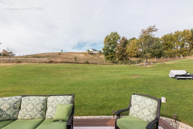 view of yard featuring a rural view