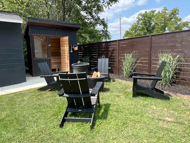 view of yard featuring an outdoor structure