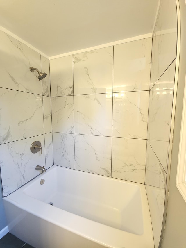 bathroom with tiled shower / bath