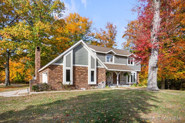 view of front of property featuring a front yard and covered porch