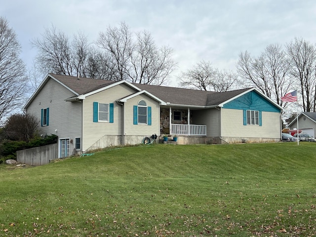 view of front facade featuring a front lawn