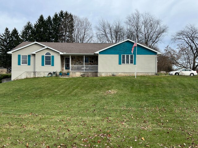 view of front of house featuring covered porch and a front yard