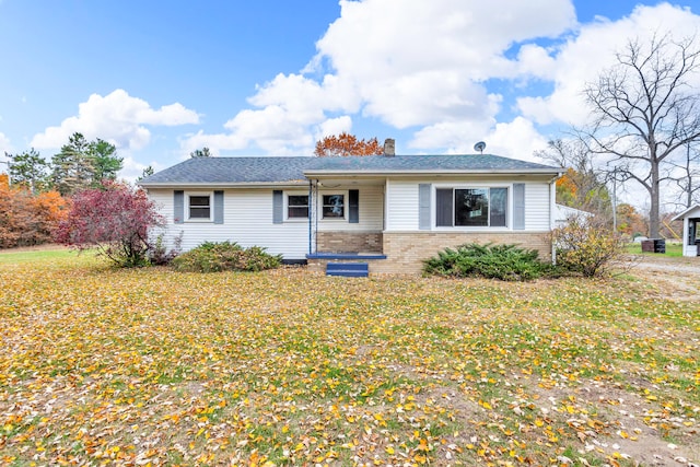 ranch-style home featuring a front lawn