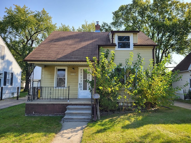 view of front of home featuring a front lawn