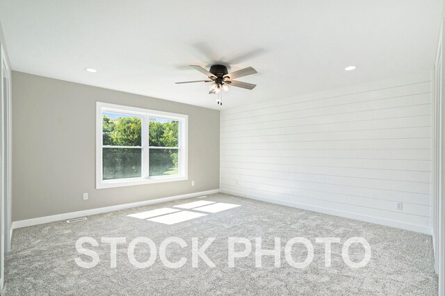 spare room with carpet flooring and ceiling fan