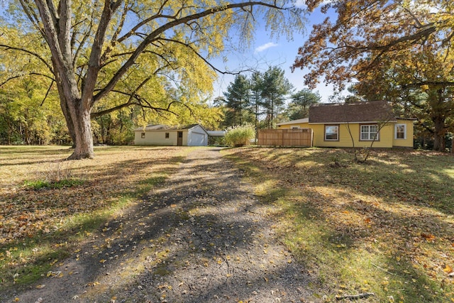 view of yard with an outbuilding