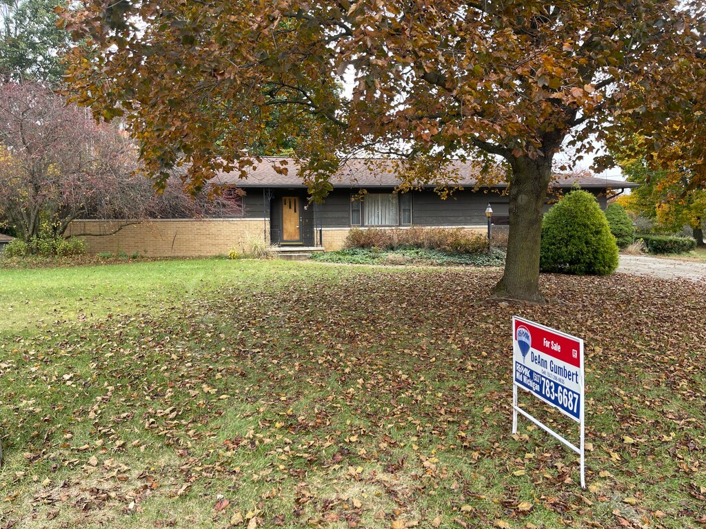 view of front of property with a front lawn