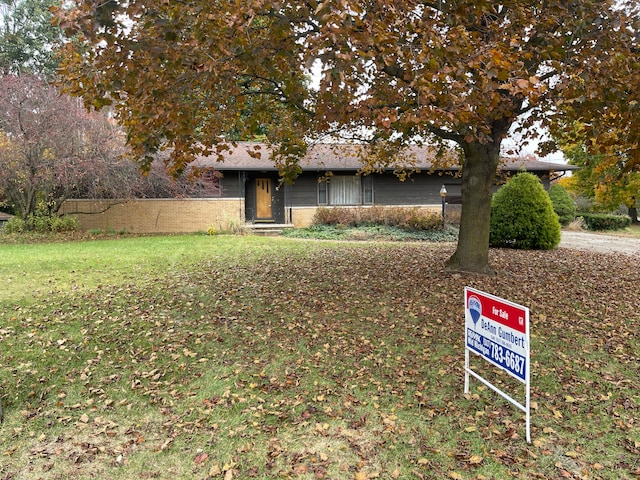 view of front of property with a front lawn