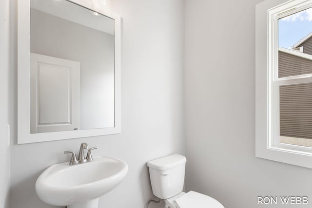 bathroom featuring toilet and sink