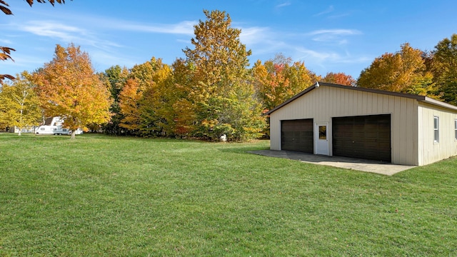 view of yard featuring an outbuilding and a garage