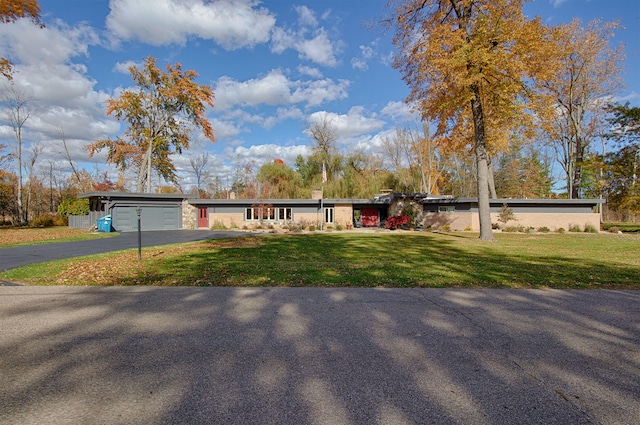 ranch-style house featuring a front lawn