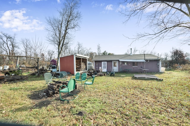 view of yard featuring an outdoor structure