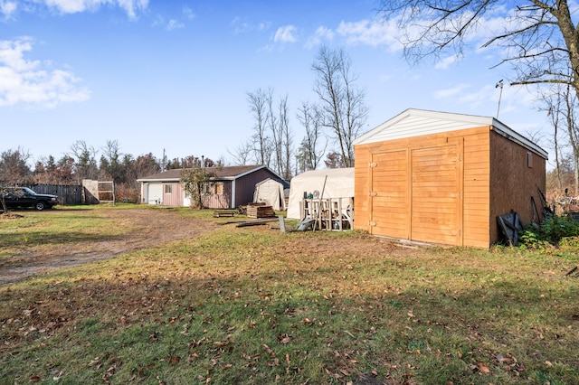 view of yard featuring a storage unit