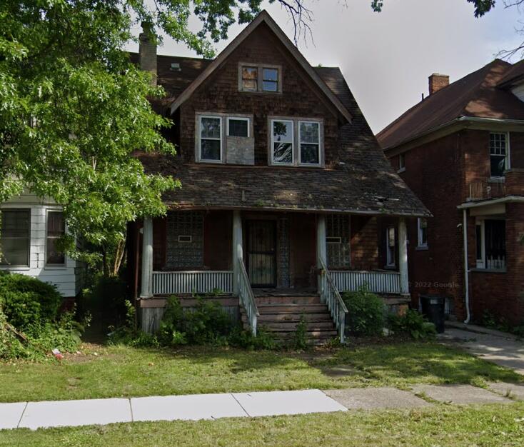 view of front facade featuring a front yard and a porch