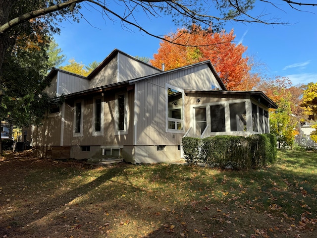 view of side of property featuring a lawn