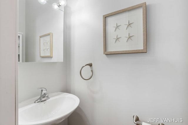 bathroom featuring sink