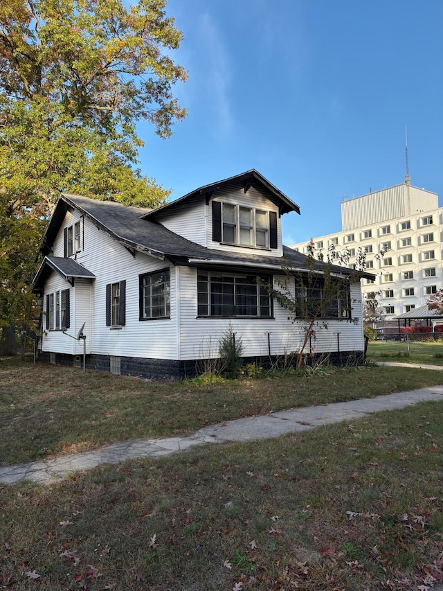 view of side of property featuring a lawn