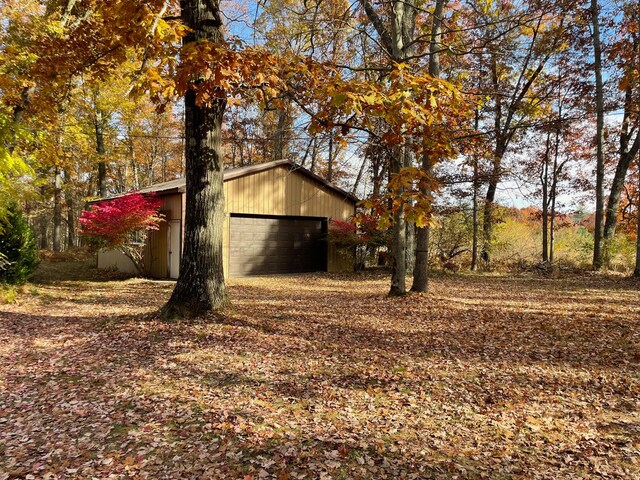 view of yard with an outbuilding and a garage