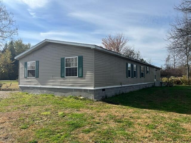 view of side of property featuring a yard