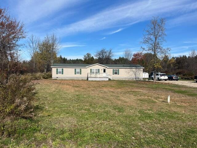 manufactured / mobile home with a front yard