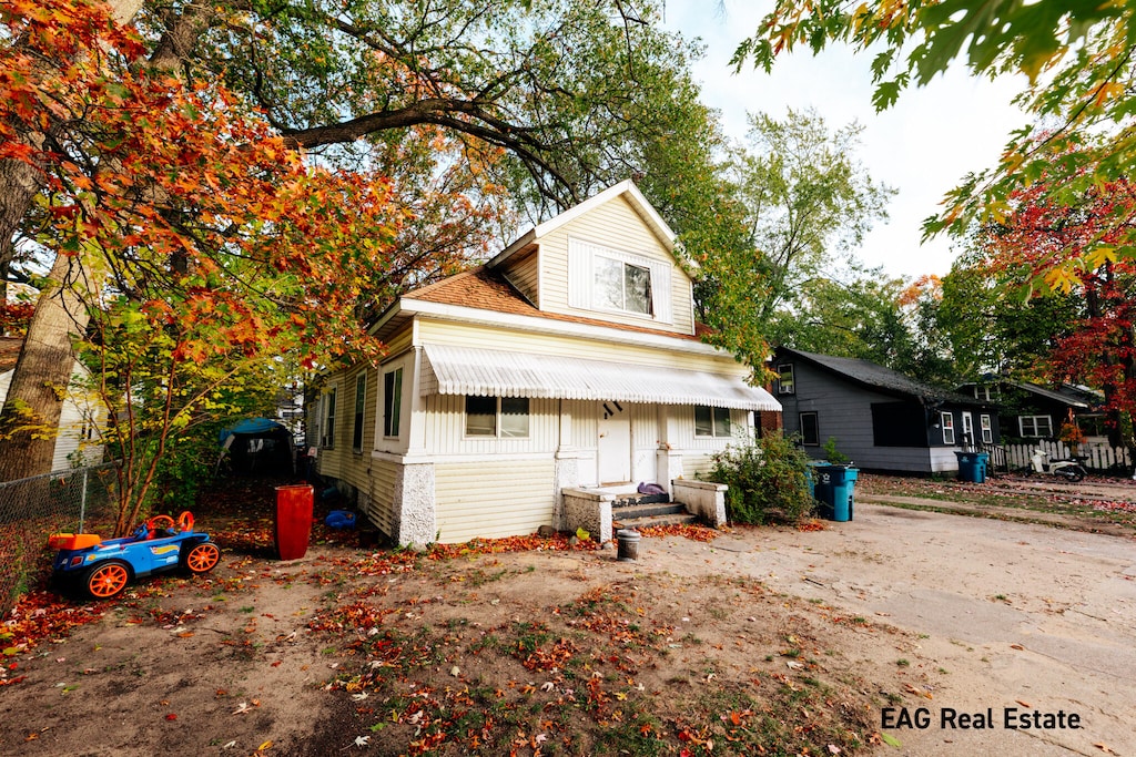 view of front of property