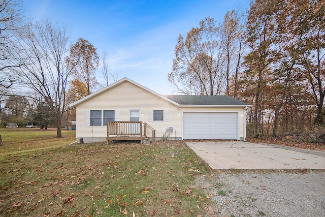 view of front facade featuring a front lawn and a garage