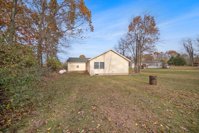 view of side of property featuring a lawn