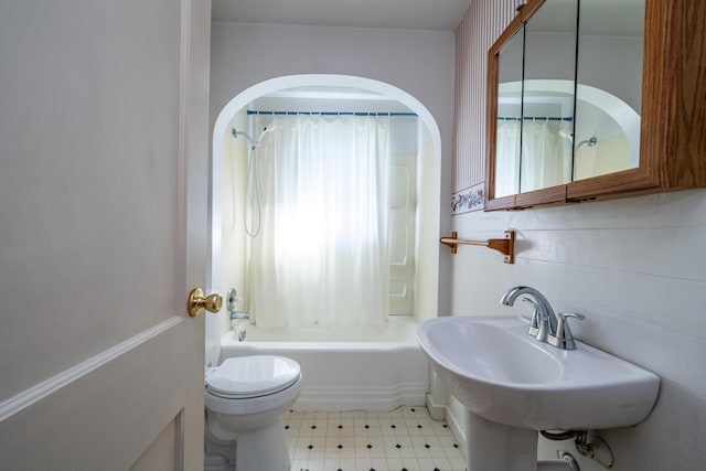 full bathroom with toilet, sink, and shower / bath combo