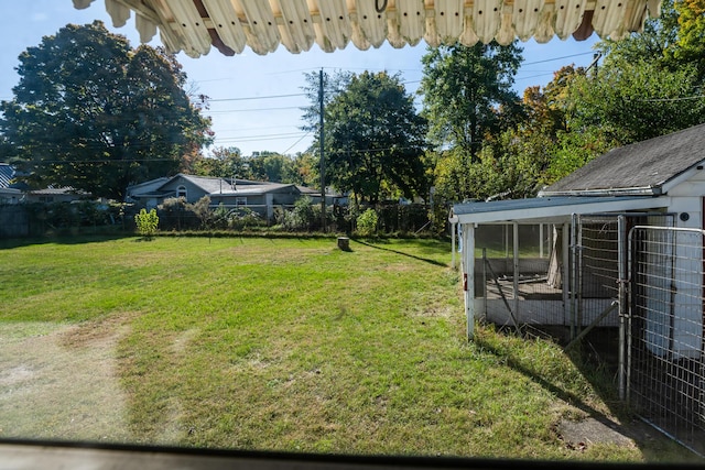 view of yard with an outdoor structure