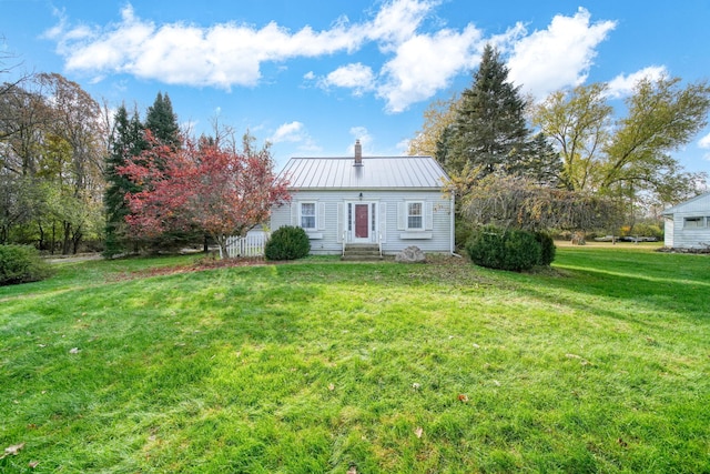 view of front of property featuring a front lawn