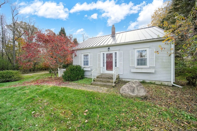 view of front of home featuring a front yard