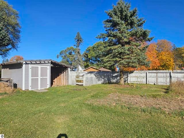 view of yard with a storage shed