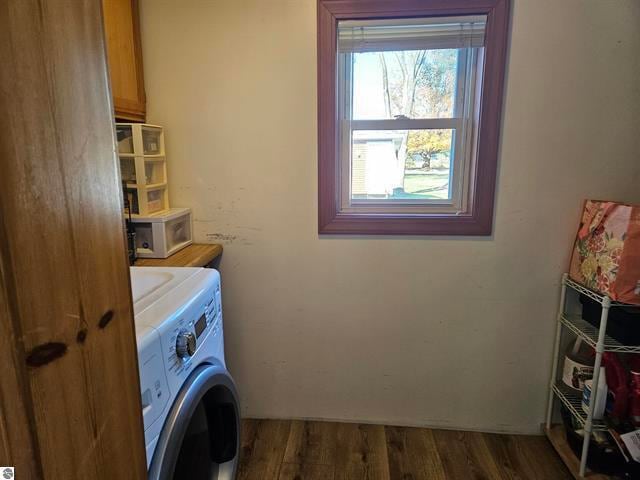 laundry area with dark wood-type flooring and washer / clothes dryer