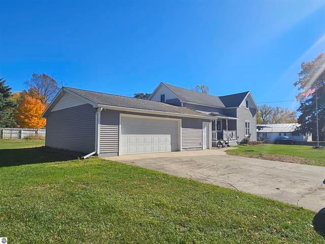 view of front of house featuring a front lawn and a garage