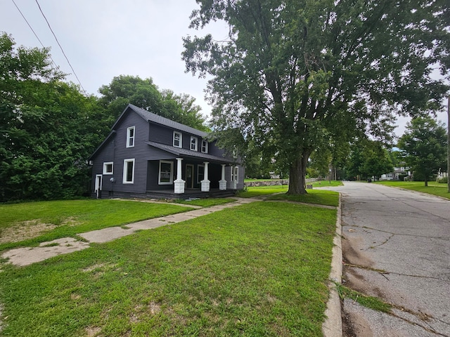 view of front of house featuring a front lawn