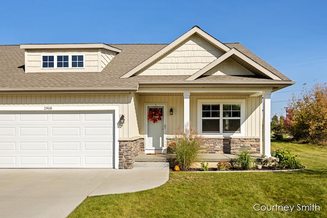 craftsman house featuring a garage and a front lawn