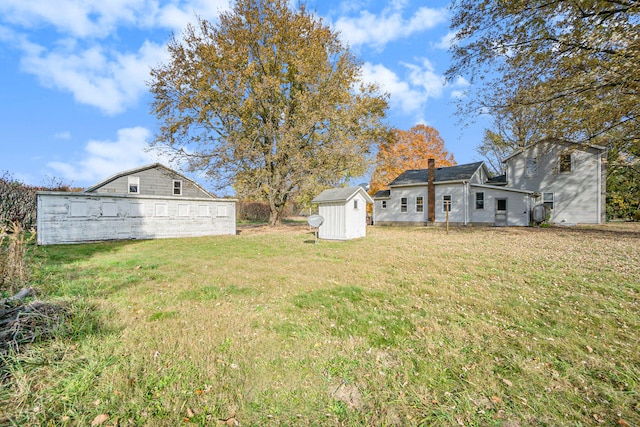 view of yard with a storage shed