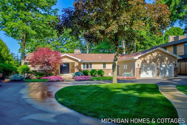 view of front of property featuring a front lawn and a garage