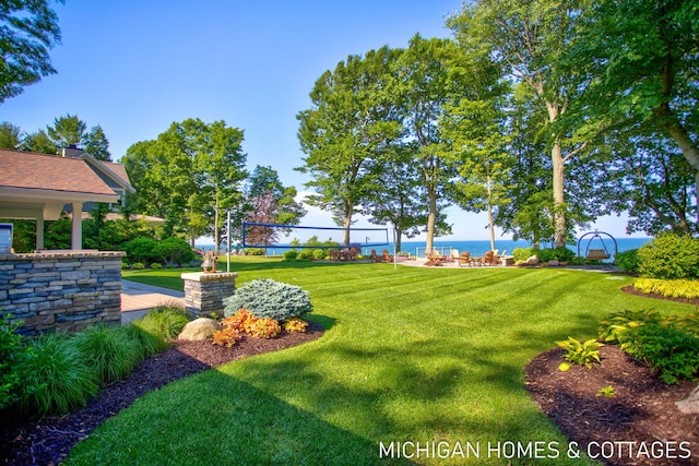 view of yard featuring a water view