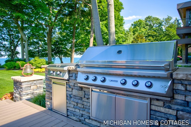 exterior space with an outdoor kitchen