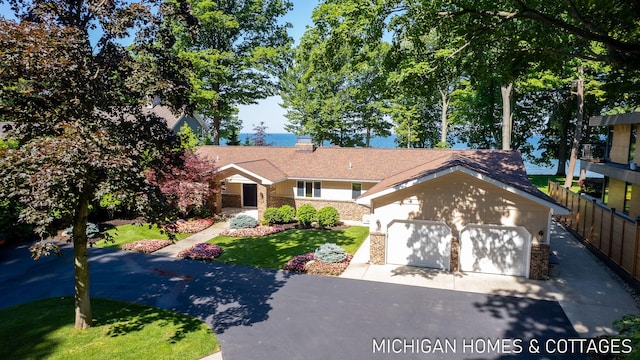 view of front of home featuring a front yard and a garage