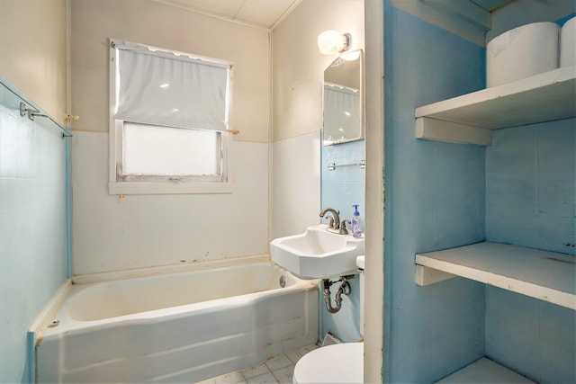 bathroom with sink, toilet, and a washtub