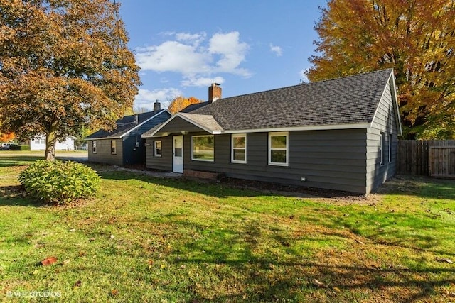 single story home featuring a front lawn