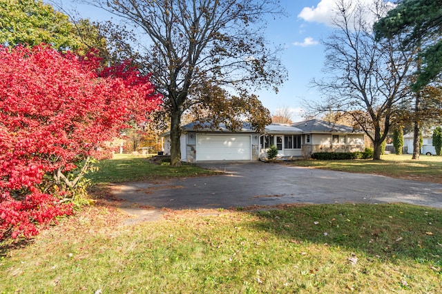 view of front of home featuring a front lawn and a garage