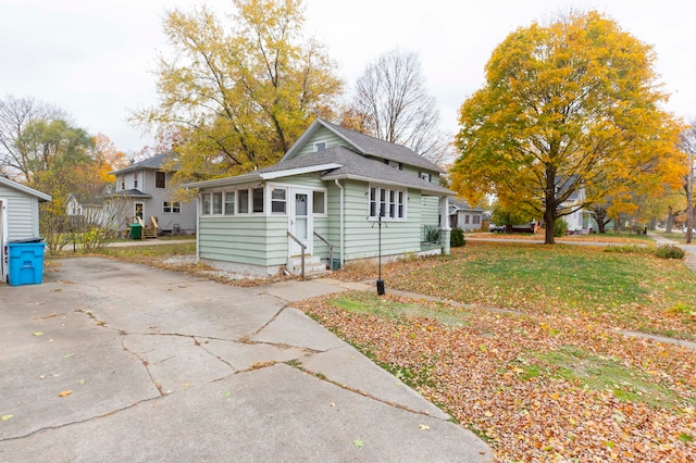 view of side of property featuring a lawn