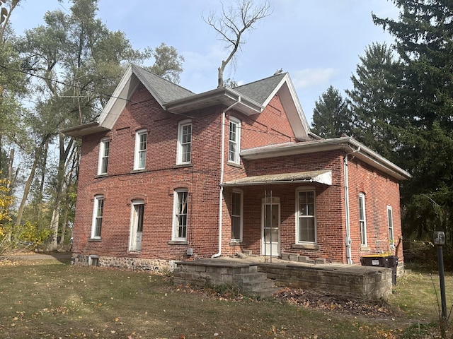 view of front facade featuring a front lawn